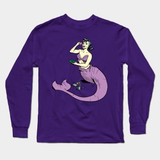 Mermaid putting on make-up Long Sleeve T-Shirt